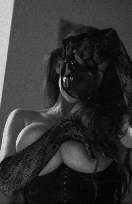 Swallowyoudown model exclusive images