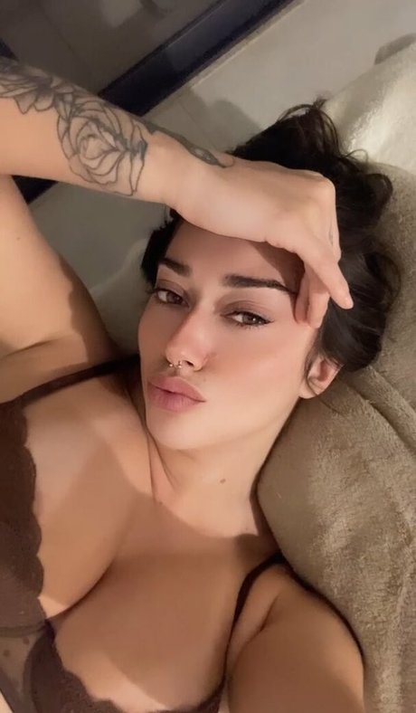 Angeline Sant sexy model image