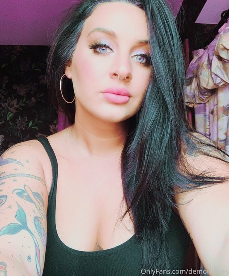 Demoncakes model naked photo