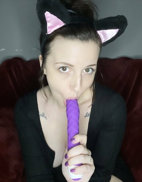tittikitti model top pic