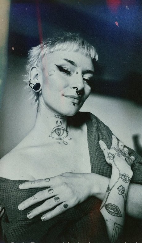 littledemonwitchfree model nude picture