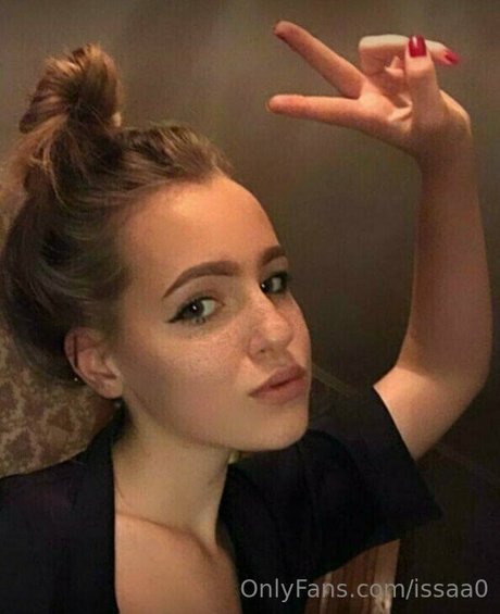 issaa0 nude pornstar image