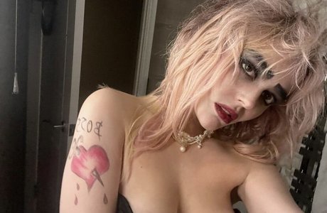 Emily Lind pretty pornstar image