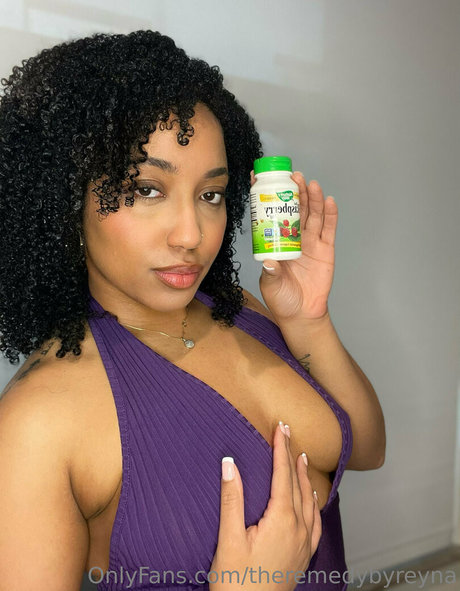 theremedybyreyna naked model photo