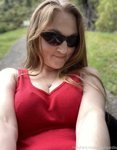 peachvanilla model exclusive image