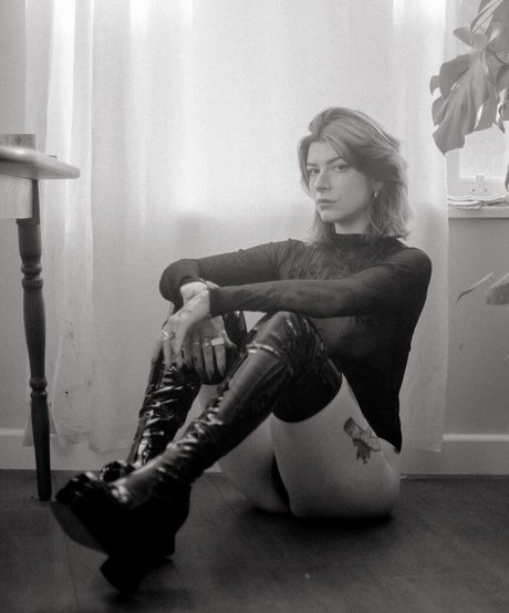 IvyElf pornstar naked gallery