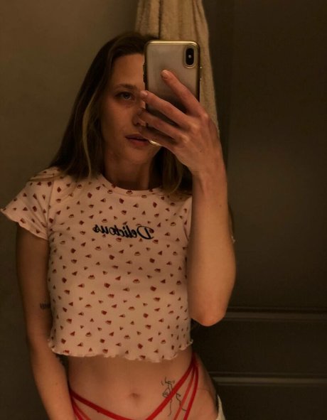 Dina Lewd beautiful actress picture