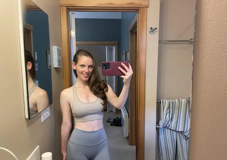 Stella Hayes model pretty pic