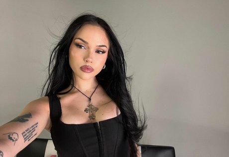 Maggie Lindemann erotic star pic