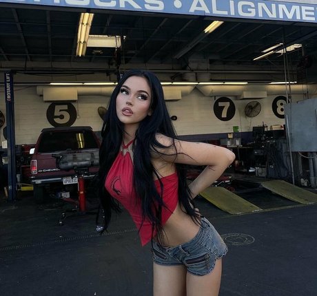 Maggie Lindemann star art pictures