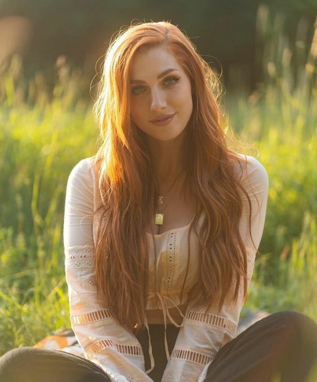 Lara Loft naked pornstar archive