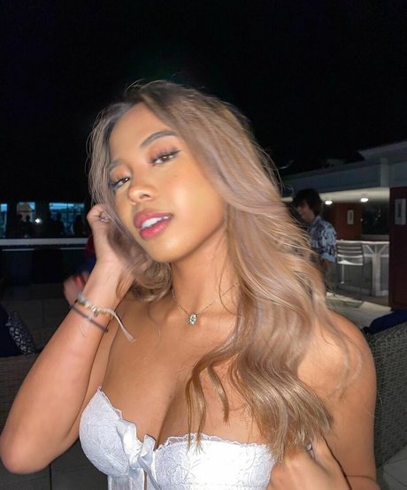 Arienne Monteclar star porn pictures