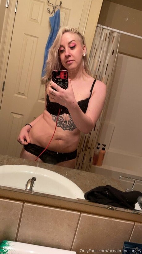 acoalminecanary model sexy pic
