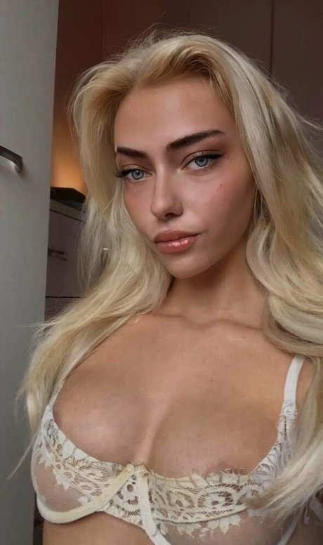 alarna model beautiful photo