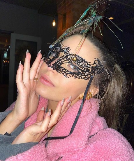 Julia Wieniawa sexy star pics