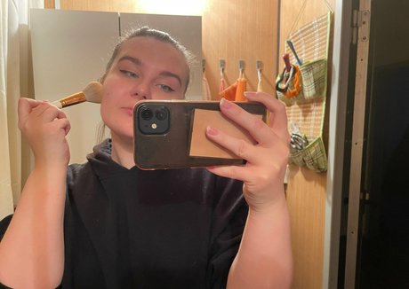 chubbynixiesin sexy actress image