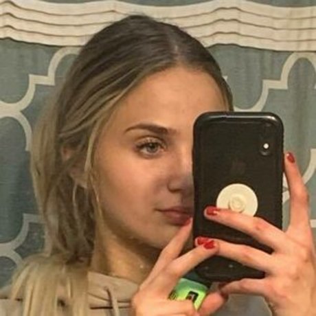 Royal Papaya naked pornstar photos