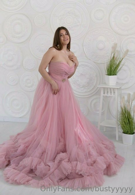 bustyyyyy nice actress gallery