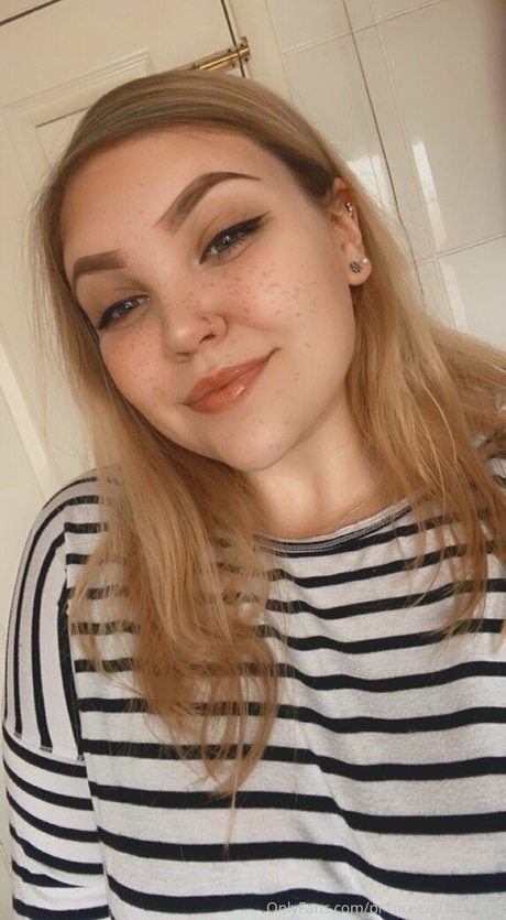 pr1ncessgl1tterfree adult model images