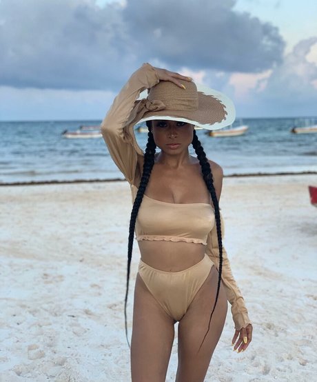 AlessiaSays pretty model photo