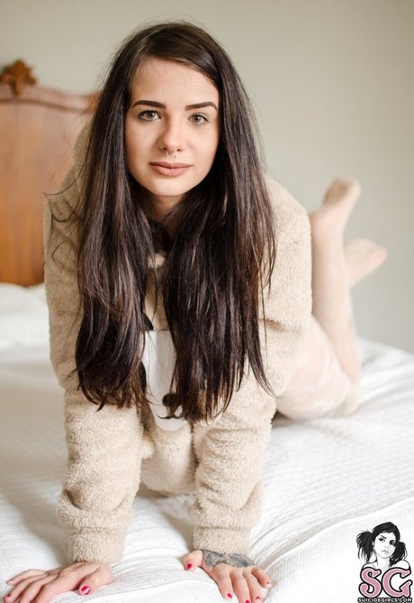 Nathi Suicide model hd images