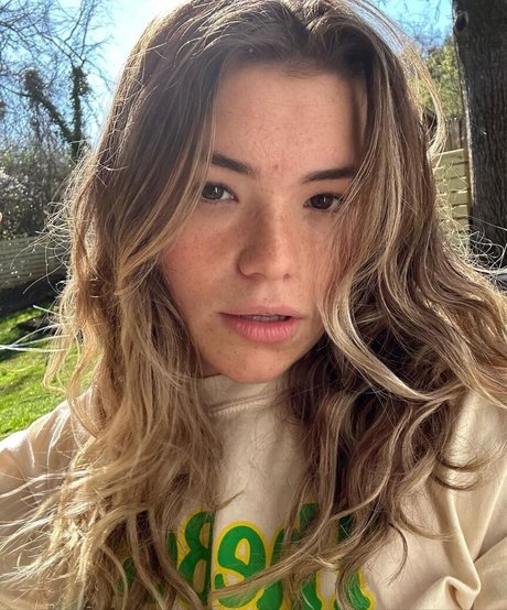 Liz Equals ASMR model hot picture