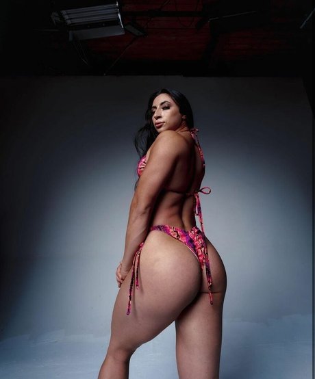 swolsmol sexy model img