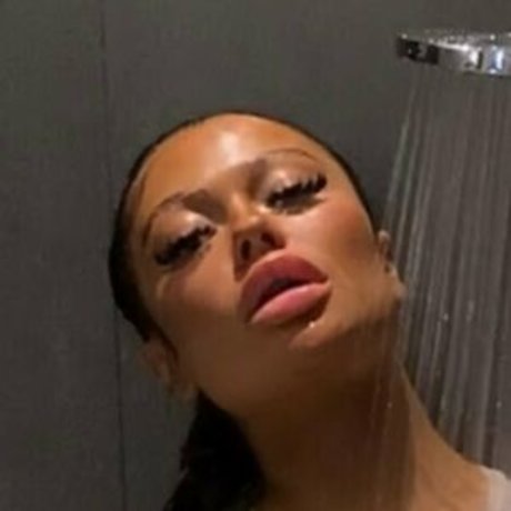 Hollyydollyy erotic model pic