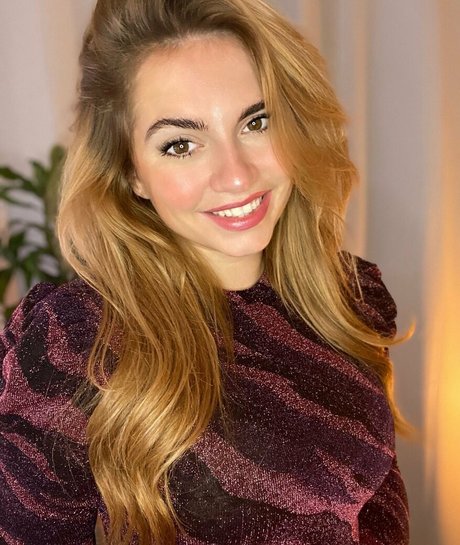 Sensi Lowe naked model image
