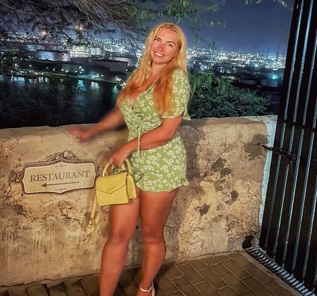 Sensi Lowe model hot picture