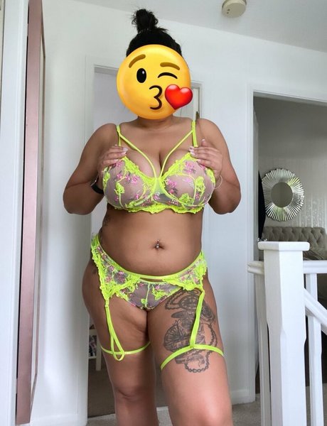 Kcupsbrunette nudes model photo