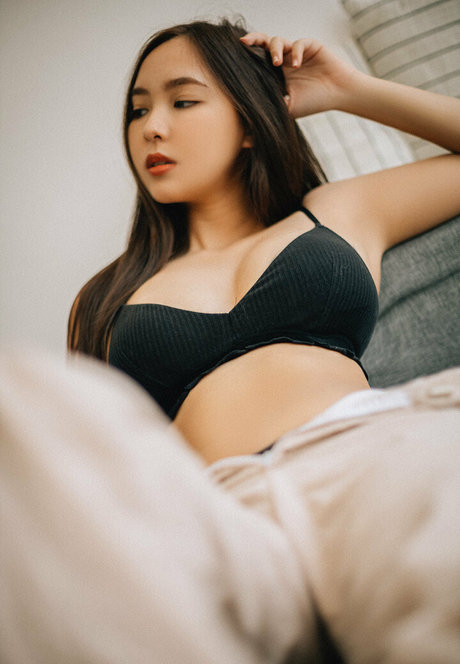 Nachpatcharawee Arjsalee erotic pornstar pics