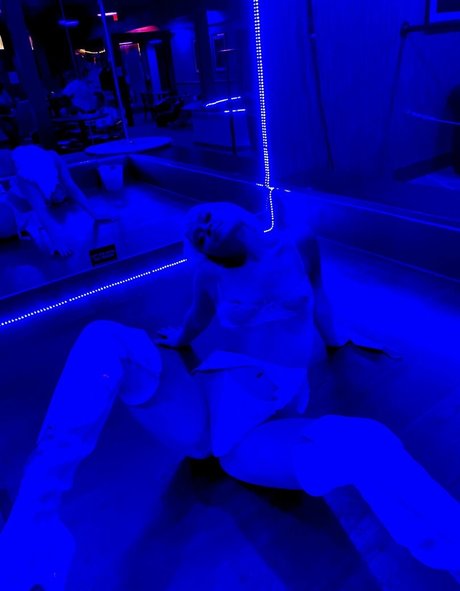 Nariluvsu erotic model picture