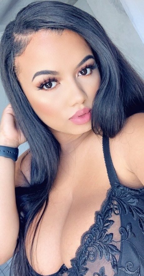 lailathebrat2 erotic model image