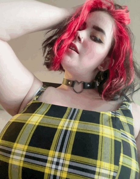 vanessastrawbe1 star naked img