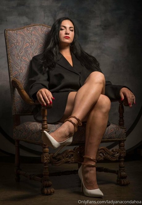 ladyanacondahoa erotic model pic