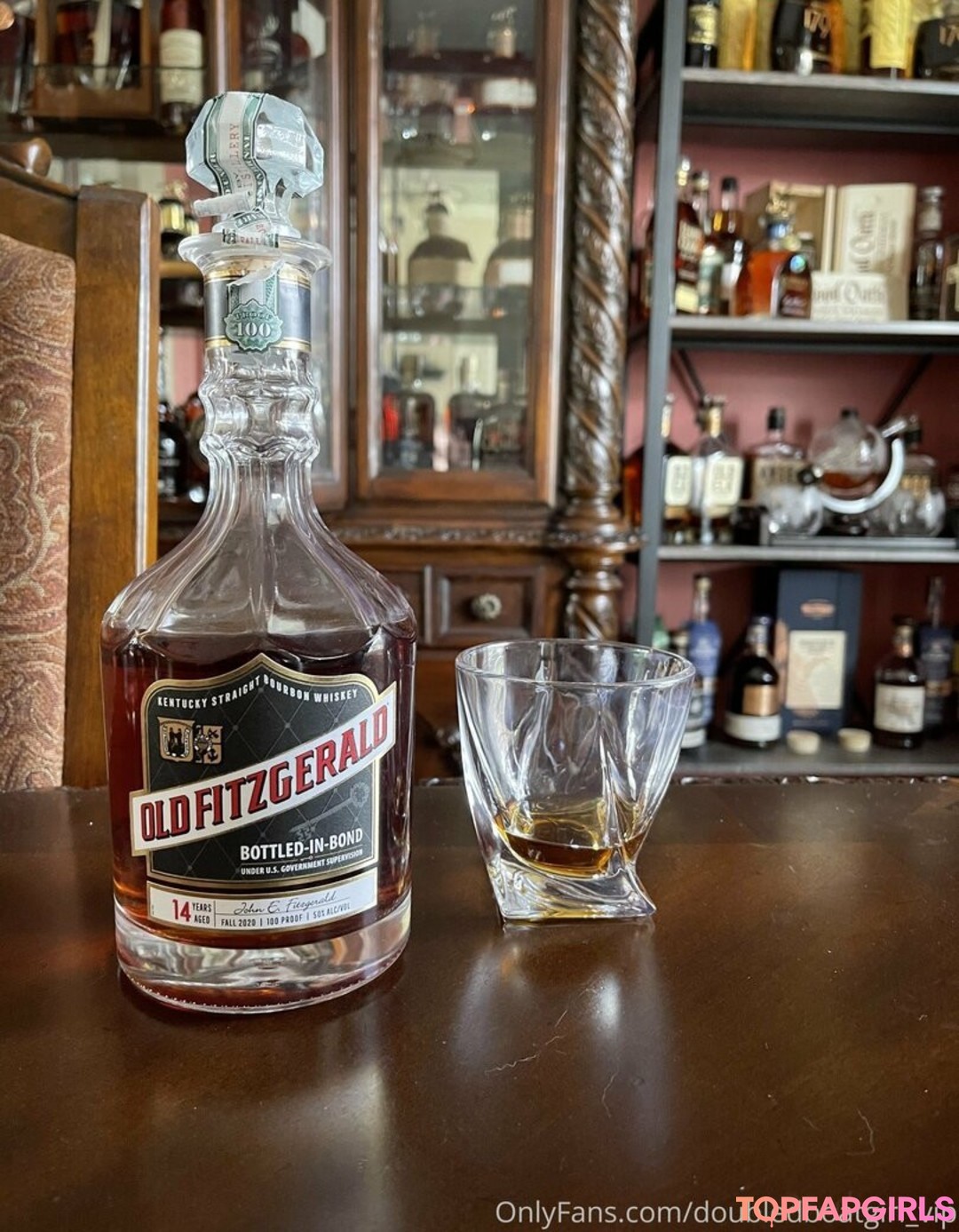 busty brunette onlyfans top photos