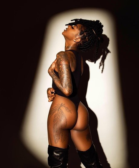 Zaria Linton nude pornstar photo