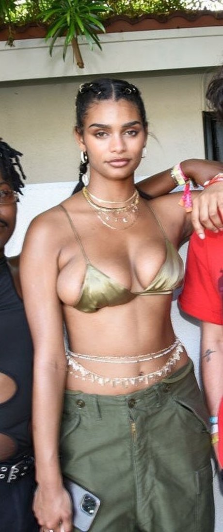 Aslayy Baugh sexy star pics