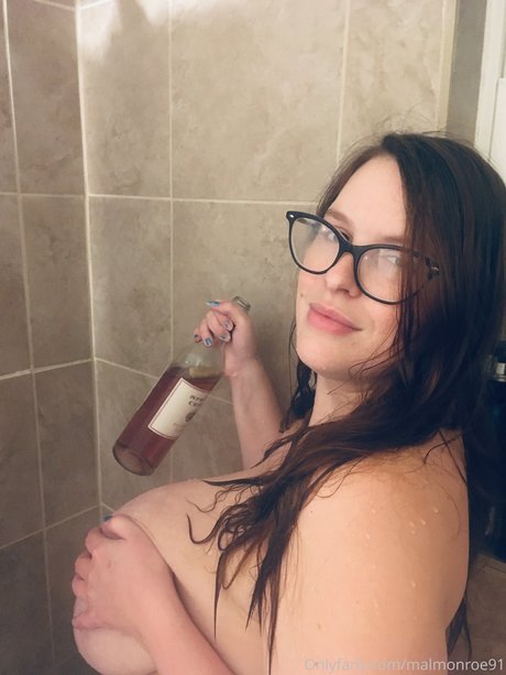 mal monroe model top pic