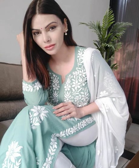 Sherlyn Chopra model sex pics