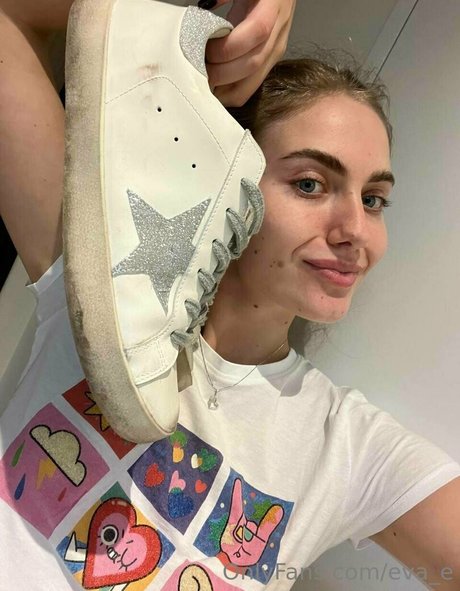 eva e model naked image