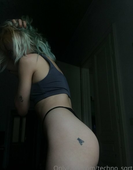 techno sqrt model naked pics