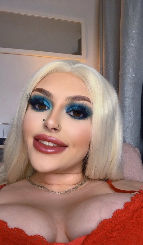 antoniagrahamx art model pic