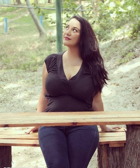 Isa Malone model top pic