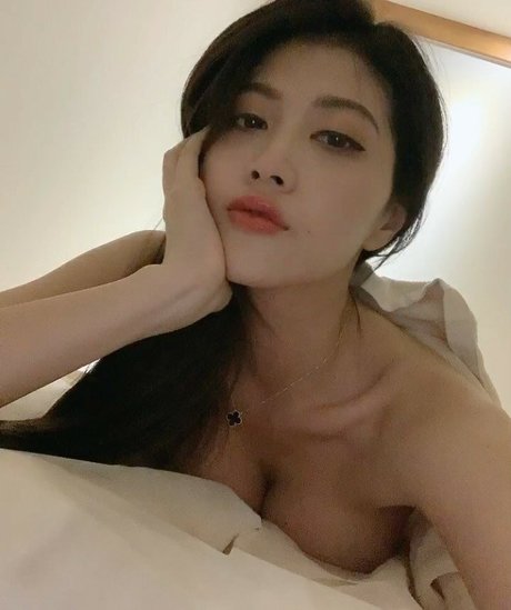 dododoris model erotic image