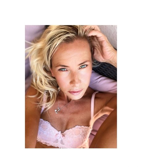 loveislove01 star img