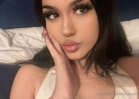 itsazaleaxo sexy pornstar gallery