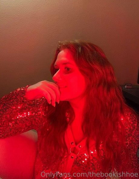 thebookishhoe sexy model photo