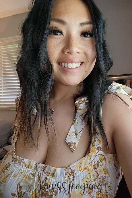 Miss Jee Yung erotic pornstar images